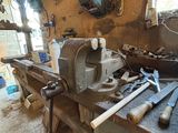 une photo d'un établi avec des outils dessus