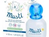 La bouteille est bleue et blanche, avec un ours dessiné dessus.