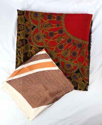 une couverture et un oreiller posés ensemble sur un lit