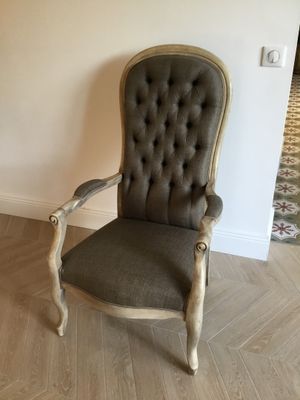 a chair that is sitting in the corner of a room