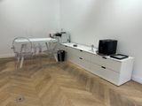 une table et des chaises blanches dans un coin de la pièce