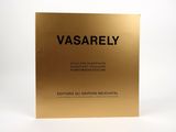 une plaque en or sur laquelle est inscrit « vasarey »