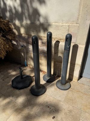 beaucoup de poteaux posés par terre
