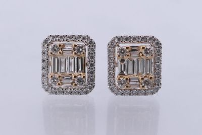 une paire de boucles d'oreilles en or blanc et en or jaune, serties de diamants