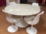 une table en marbre entourée de quatre chaises