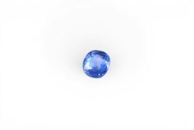 SAPHIR rond sur papier, pesant 2 carats (Diam. 6,8 - 7 mm x …