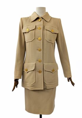 Ensemble veste et jupe militaires en laine beige de Chanel