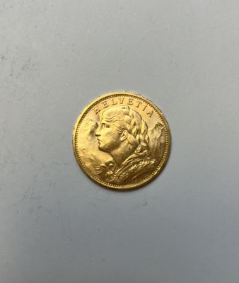 gros plan d'une pièce d'or sur une surface blanche