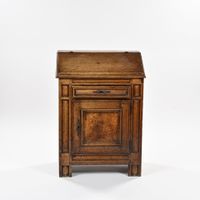 Meuble de congrégation en noyer mouluré, il ouvre par un aba… (photo 2)