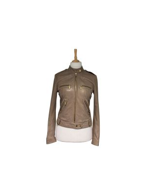 une veste en cuir pour femme sur un mannequin, un mannequin, un mannequin, un mannequin, un mannequin, un mannequin, un mannequin, un mannequin