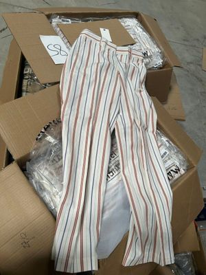une boîte en carton sur laquelle est posée une chemise rayée