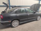 une photo d'une voiture dont la portière est ouverte dans un garage