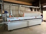 une machine qui découpe une feuille de papier dans un entrepôt