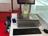 un bureau d'ordinateur équipé d'un clavier et d'un écran