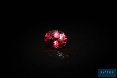 gros plan d'un diamant rouge sur une surface noire