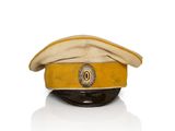 une image représentant un chapeau jaune orné d'un emblème doré