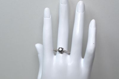 une main de mannequin blanche ornée d'une bague en diamant