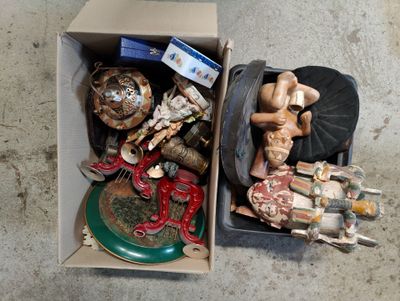 une boîte remplie d'objets hétéroclites posée sur le sol