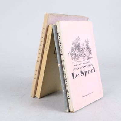 deux livres sont empilés sur une table