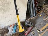 une photo montrant un tas d'outils dans une pièce
