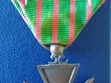 une médaille sur laquelle figure une croix au recto