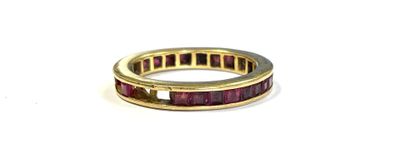 Gros plan sur une bague contenant une pierre rouge