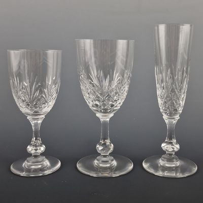 trois verres à vin posés les uns à côté des autres sur une table
