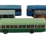 quatre petits bus qui sont rangés les uns à côté des autres