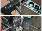 plusieurs photos représentant divers objets, notamment un skateboard, un sac et une télécommande