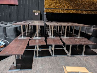 de nombreuses tables et chaises dans une salle pouvant accueillir beaucoup de monde