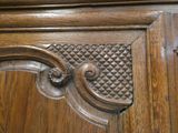 un gros plan d'une porte en bois ornée de sculptures