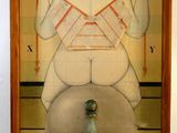 tableau représentant une femme assise sur un banc, les mains en l'air, avec une bouteille d'eau devant elle
