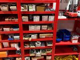 une étagère rouge sur laquelle sont posés de nombreux outils