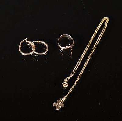 une collection de bijoux comprenant des bagues, un collier et une bague