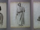 trois vieilles photos en noir et blanc représentant une femme en robe