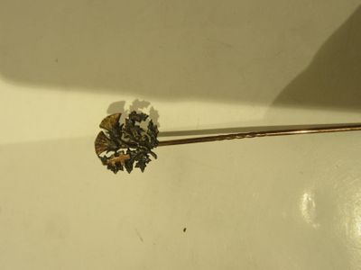 un petit morceau de nourriture sur un bâtonnet dans l'évier