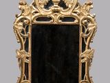 une image représentant un cadre doré avec un miroir au centre