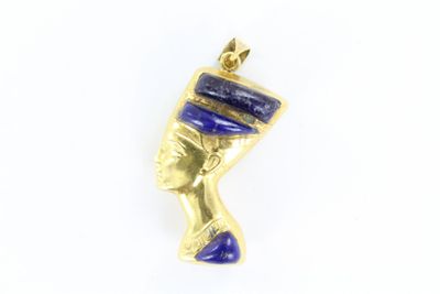 un gros plan d'un pendentif plaqué or orné d'une botte en pierre bleue