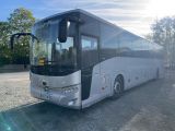 un bus garé sur le parking