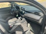 l'intérieur de la voiture est propre et prêt à l'emploi