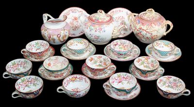 de nombreuses tasses et soucoupes posées sur une table