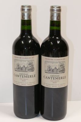 deux bouteilles de vin posées l'une à côté de l'autre sur une table