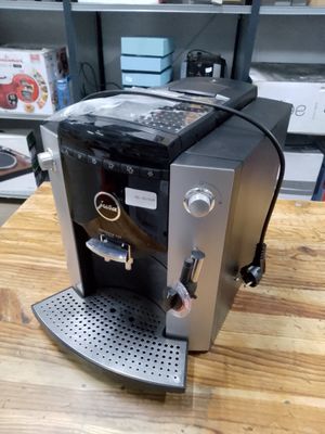 une machine à café posée sur une table en bois