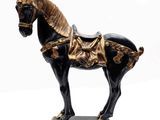 statue d'un cheval avec une selle sur le dos