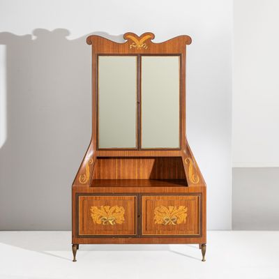 une photo d'une commode en bois avec deux miroirs
