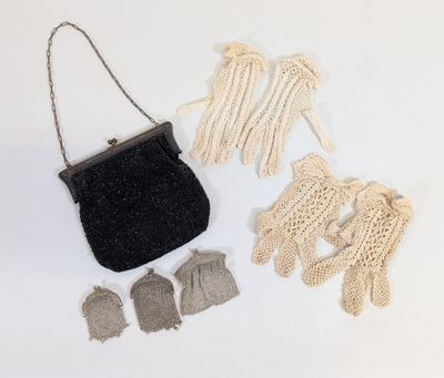 un petit sac et des gants posés sur une surface blanche