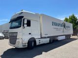un camion semi-remorque garé dans un parking