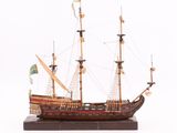 une maquette en bois d'un bateau pirate posée sur un socle