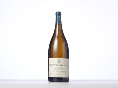 une bouteille de vin blanc posée sur une table