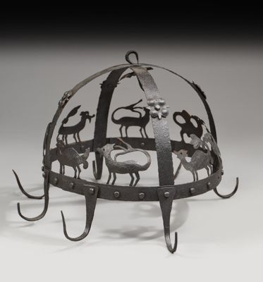une image représentant un objet métallique orné d'animaux et d'oiseaux